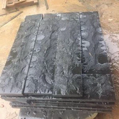Wandpaneel aus schwarzem Basalt