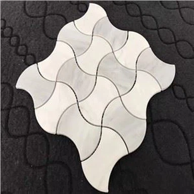 Graue und weiße Mosaikfliesen