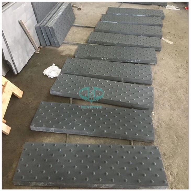 Mongolische taktile Pflastersteine ​​aus schwarzem Granit