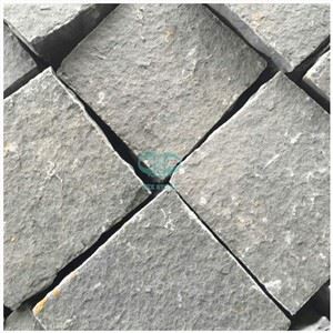Auffahrt aus schwarzem Granit