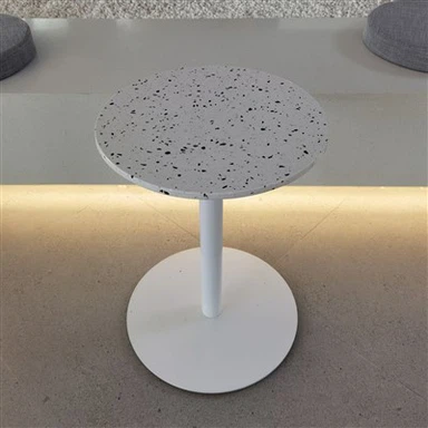 Runder Terrazzo-Tisch mit langen Beinen